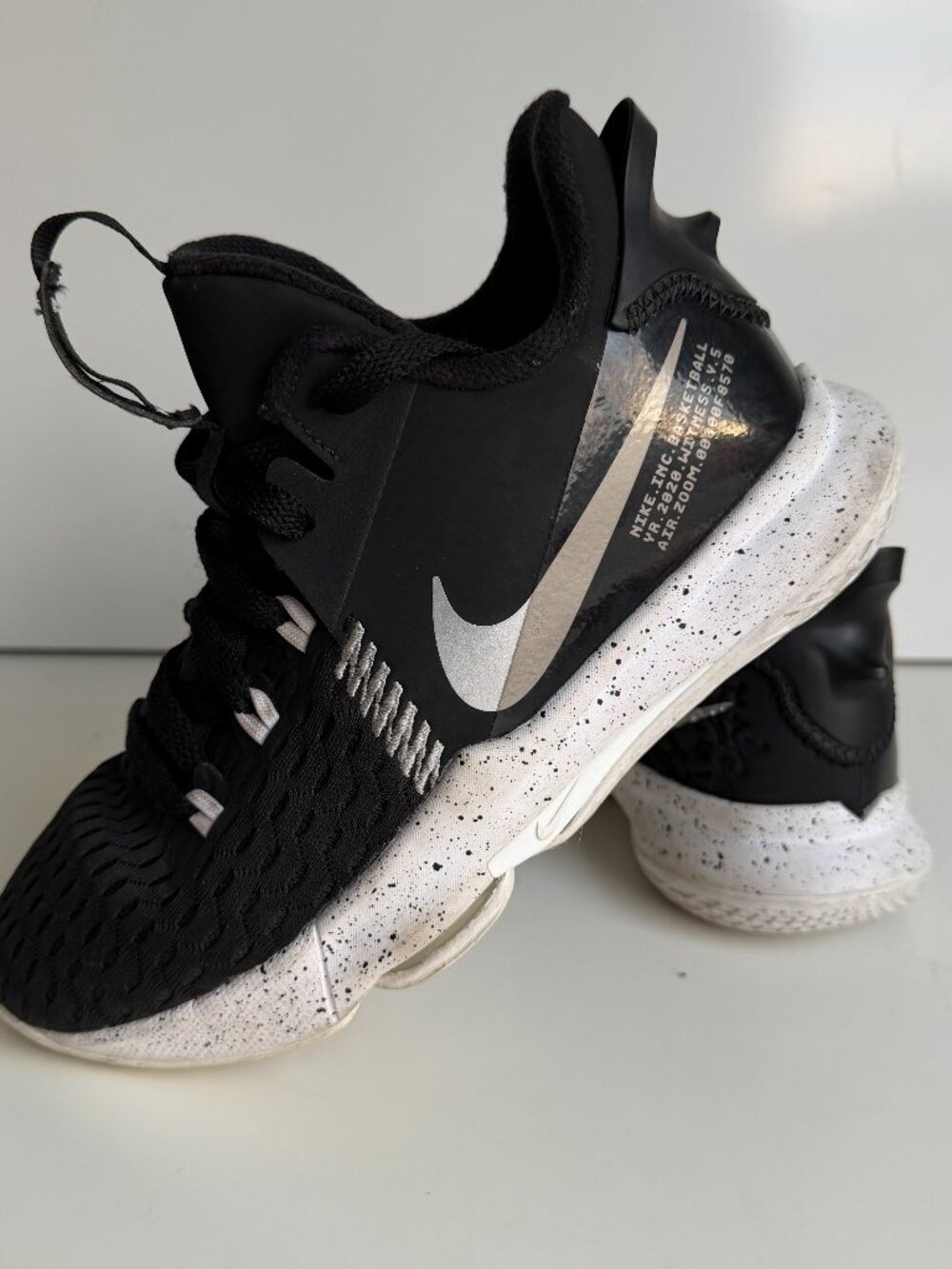 Nike LeBron Witness V 5 Youth Basketball Shoes Black Size 4.5Y